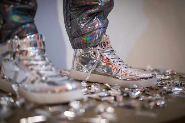 Comment choisir des bijoux sneakers pour compléter votre style streetwear