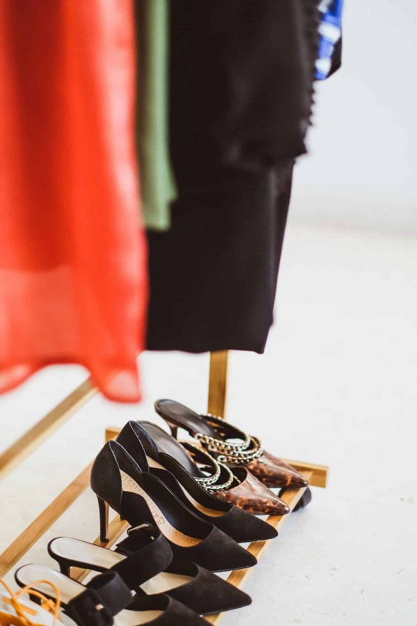 Sandales noires pour femme : combien coûte une paire ?